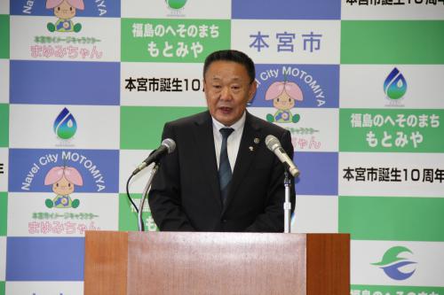 記者会見する高松市長