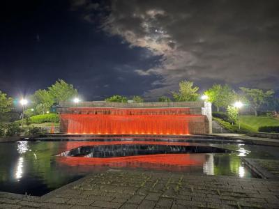 みずいろ公園の滝ライトアップ（オレンジ色）