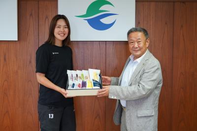 佐原奈生子選手と高松市長の写真