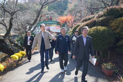 園内を視察する内堀知事