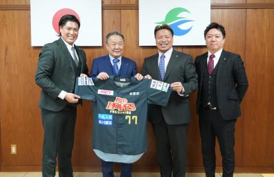 岩村会長、片江社長、柴田副社長