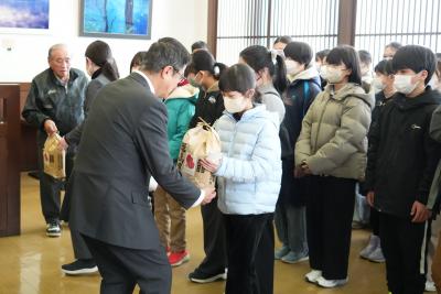 収穫したお米を贈呈しました