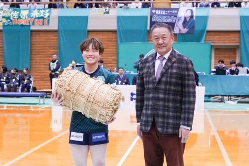 MVPに輝いた對馬選手へ高松市長からコシヒカリが贈呈された様子