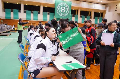 試合後のサイン会で佐原選手とツーショットをとるファン