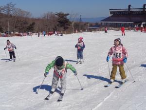 滑ることに慣れてきた様子の子どもたち