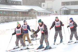 子どもたちが勢いよく滑る様子