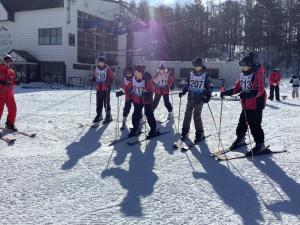 インストラクターに教わる子どもたちの様子