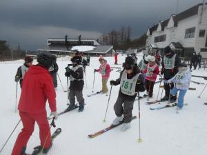 片足だけにスキー板を装着する様子