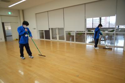 えぽか会議室を清掃する生徒達