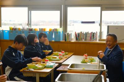 記念日給食を食べる市長と生徒達