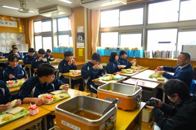 記念日給食を食べる市長と生徒達