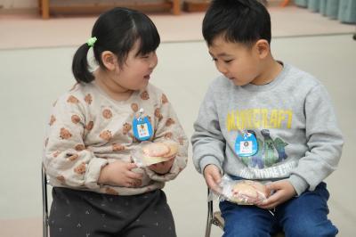 パンを受け取った園児たち