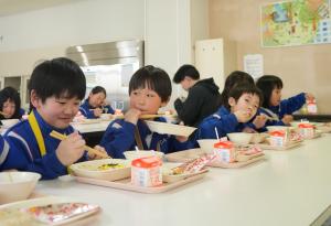 給食を食べる小学生の写真