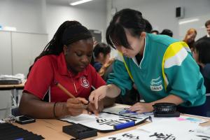 ダウェナント校で交流する中学生の写真