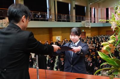 卒業証書を受け取る卒業生