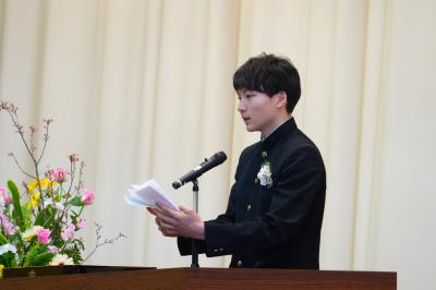 答辞を述べる根本さん