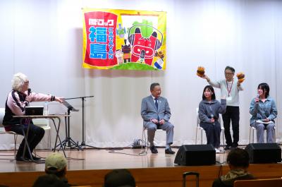 もとみやバーガーをPRする石橋さんと三菅さん