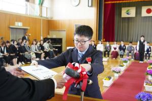 卒業証書を受け取る和田小学校児童
