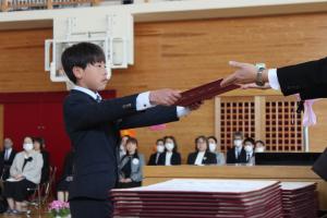 卒業証書を受けとる岩根小学校児童