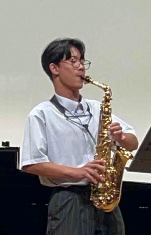 アルトサックスを演奏する矢嶋さん