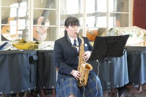 白沢中学校2年生の渡邊千裕さん（アルトサックス）