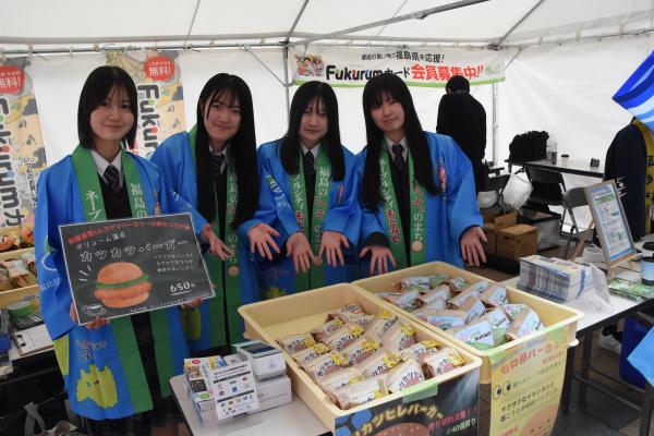 もとみやバーガーの販売を行う高校生