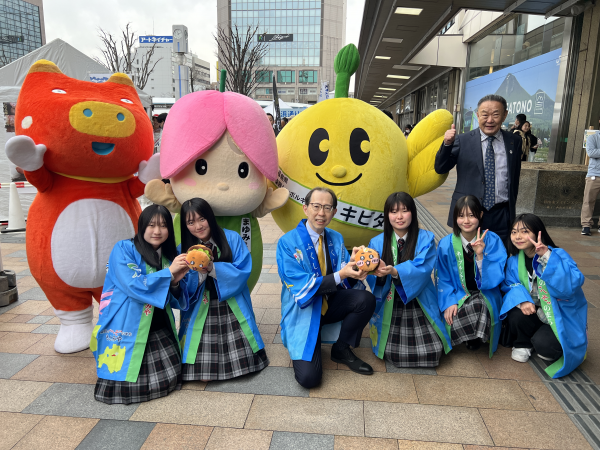 知事、市長と記念撮影