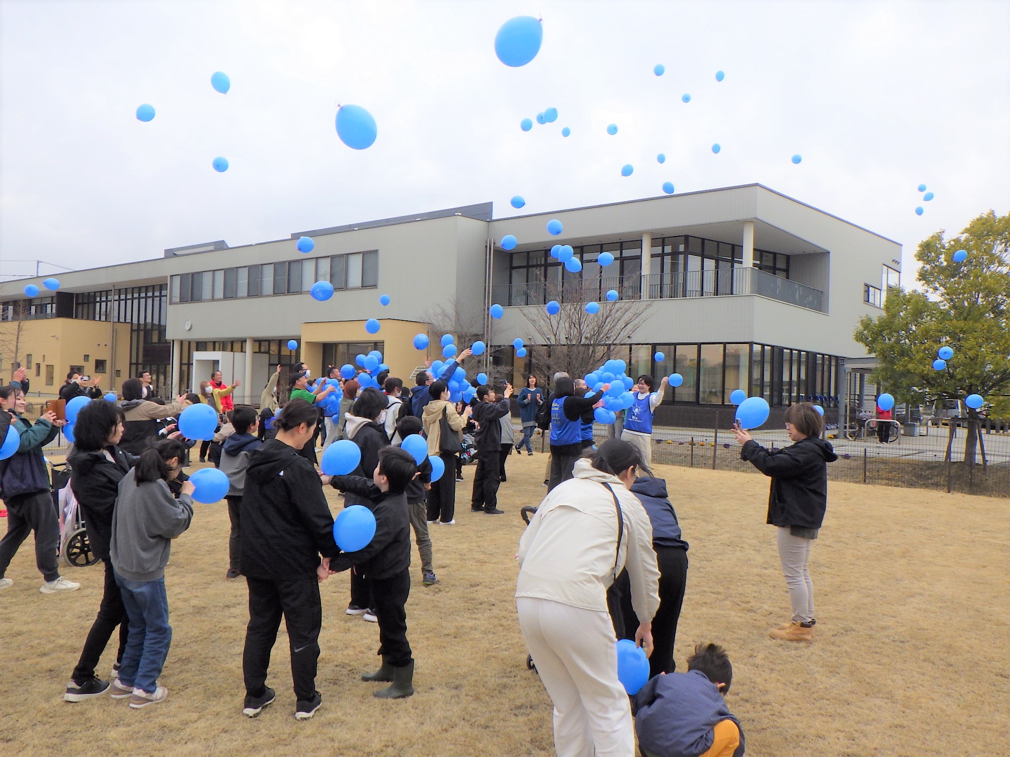 バルーンリリース 青い風船を放つ参加者