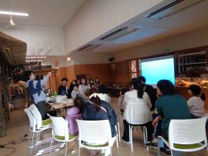 収蔵館でアクセサリーの歴史を学ぶ様子