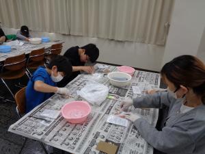 勾玉を作っている様子