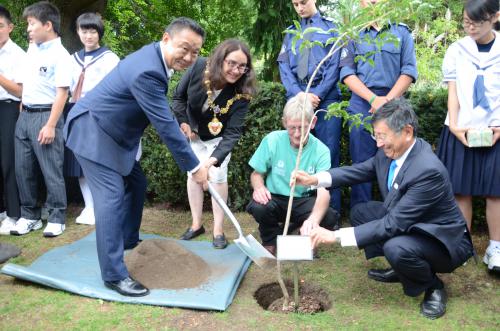 まゆみの木を植樹した福島庭園5周年記念式典