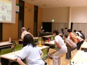 福田先生による筋力チェックの様子