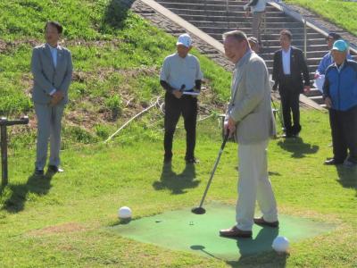 始球式に参加する高松市長と斎藤議長