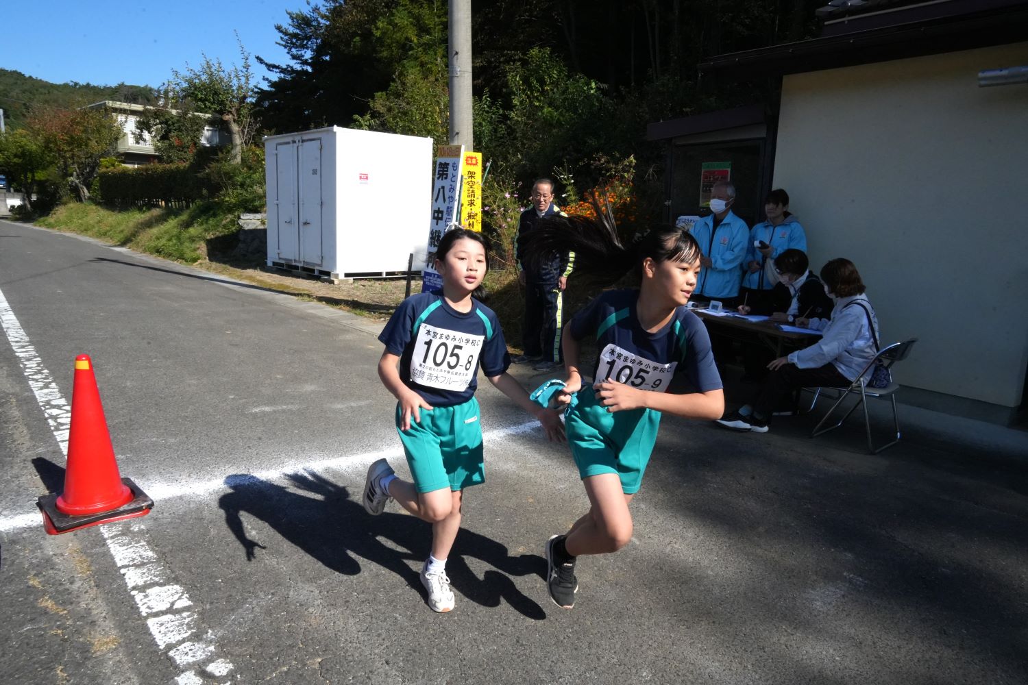 たすきの受け渡し