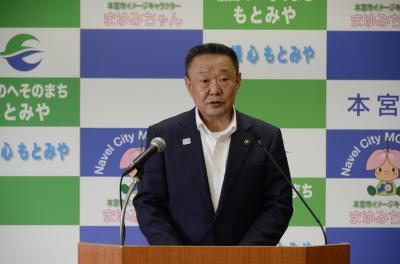 記者会見を行う高松市長