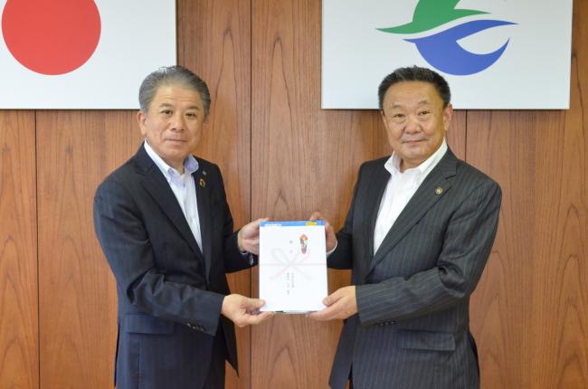 高松市長へ自由帳を手渡す二本松信用金庫朝倉専務理事