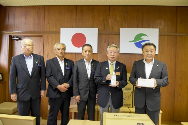 マスクと消毒液の寄付をいただいた本宮ライオンズクラブ ゾーンチェアパーソン 津守義忠さん(右から2番目)、会長 国分一幸さん(中央)、幹事 菅野純儀さん(左から2番目)、会計 渡辺時男さん(左)