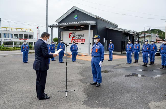 高松市長から新屯所の引き渡しを受ける渡辺団長