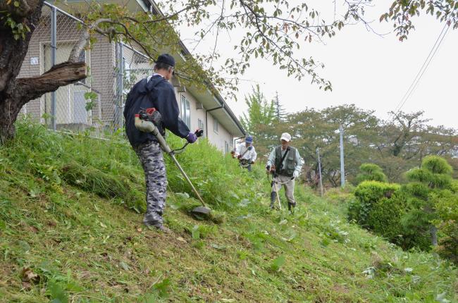 白沢公民館周辺での機械での除草作業