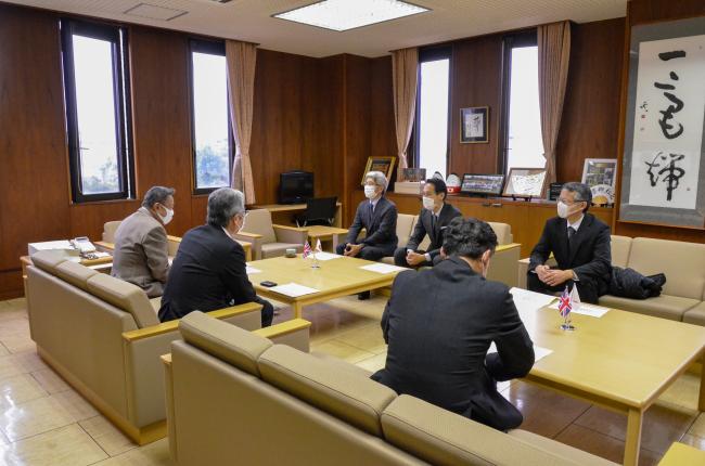 感謝の意を述べる高松市長