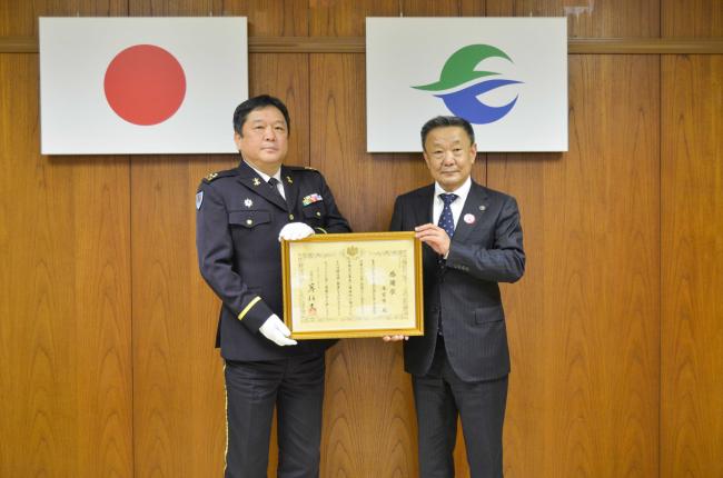 神田謙自衛隊福島地方協力本部長 神田様から感謝状が伝達された高松市長
