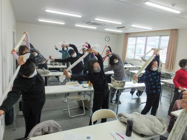 ストレッチの実践をする受講者の皆さん