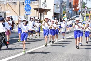 市街地を練り歩く鼓笛隊(2)