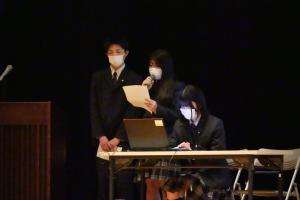 発表する本宮高校生