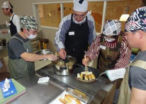 フィリピン料理を楽しむ参加者