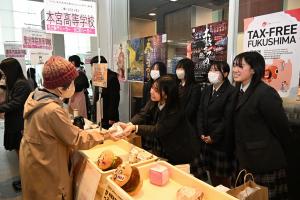 ハンバーガーを販売する本宮高校生の写真