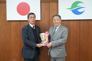 市長へ乾燥椎茸を手渡す国分さん