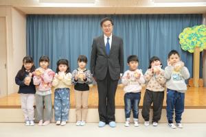 米津社長と園児たち