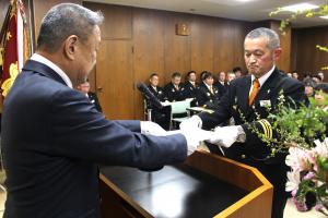 消防団長辞令交付