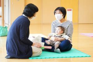 子育て相談中の寺島さん